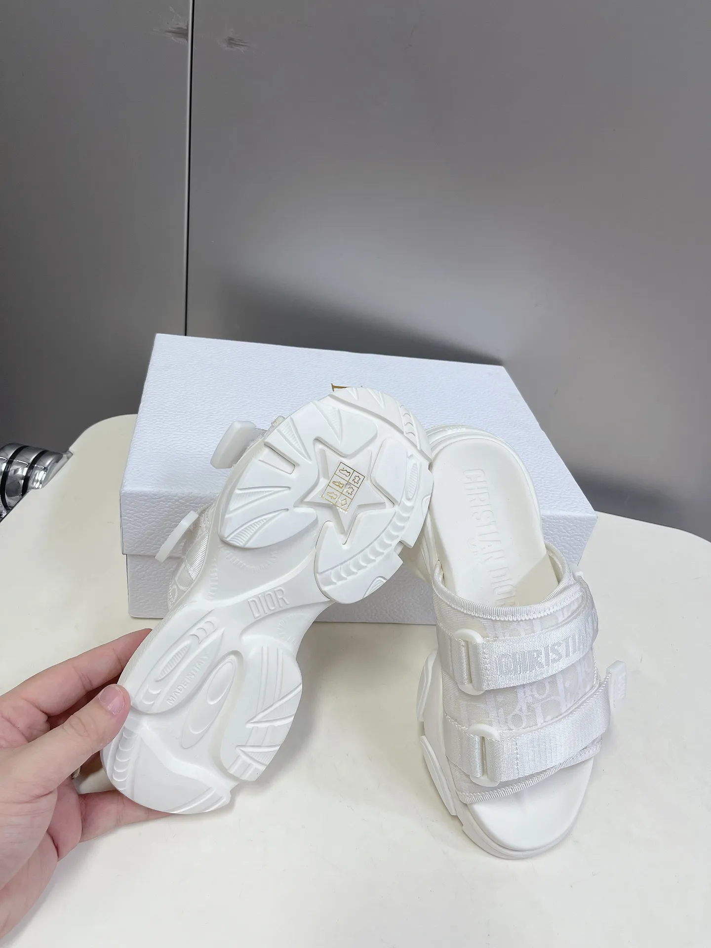 👟👟Ex-factory price 440👟👟Women's shoes Women's clothing Women's shoes Women's clothing Dior Dior classic sandals series Brand new color series Highest version on the market Original replica One-to-one material customization Design concept Sandals and sports shoe elements combination ✔️The style is very fashionable, versatile and increases height. Two Velcro straps on the upper can adjust the tightness! Original special technical fabric T👟👟Ex-factory price U➕👟👟Ex-factory price U Foam outsole Size number: 35-41